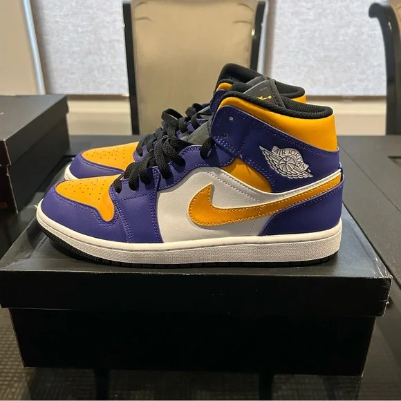 Jordan 1 Mid Size 10 Lakers (DQ8426-517) - Picture 2 of 7